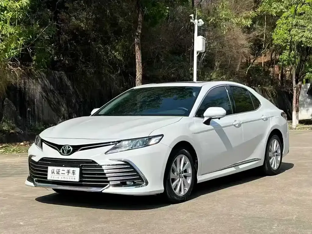 Toyota Camry — фото 1