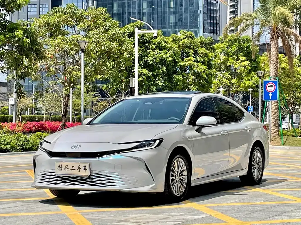 Toyota Camry — фото 1