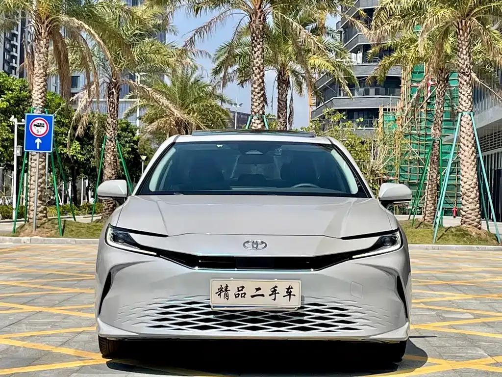 Toyota Camry — фото 2