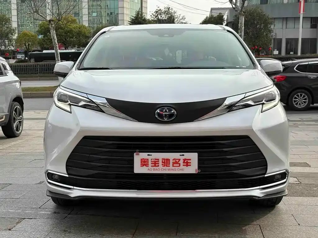 Toyota Sienna 2023 из CN, фото 3