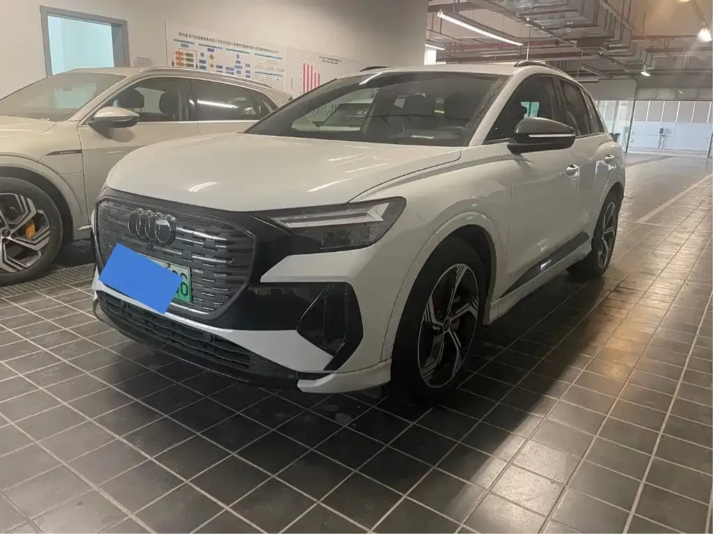 Audi Q4 e-tron — фото 1