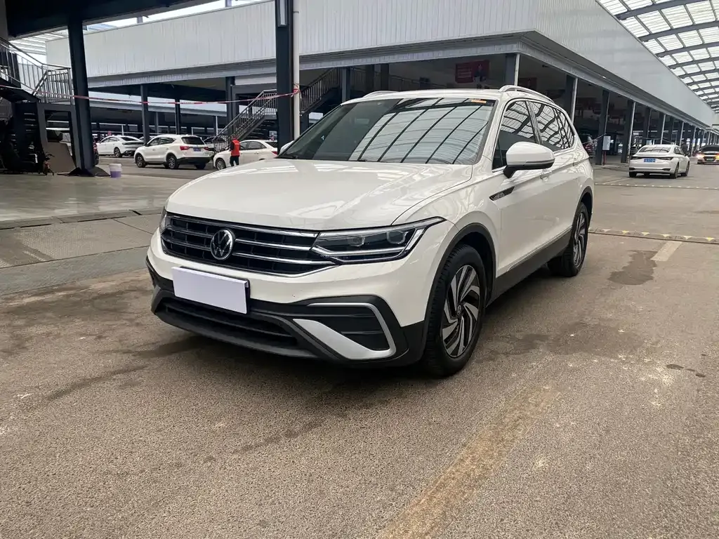 Volkswagen Tiguan L — фото 1