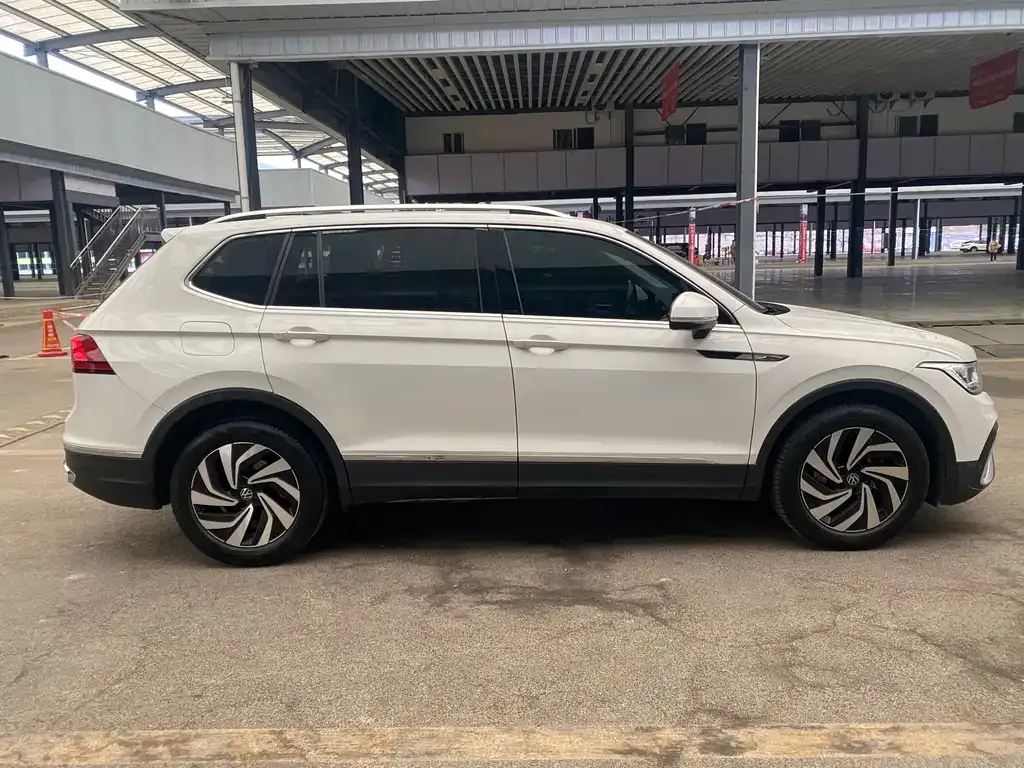 Volkswagen Tiguan L — фото 7