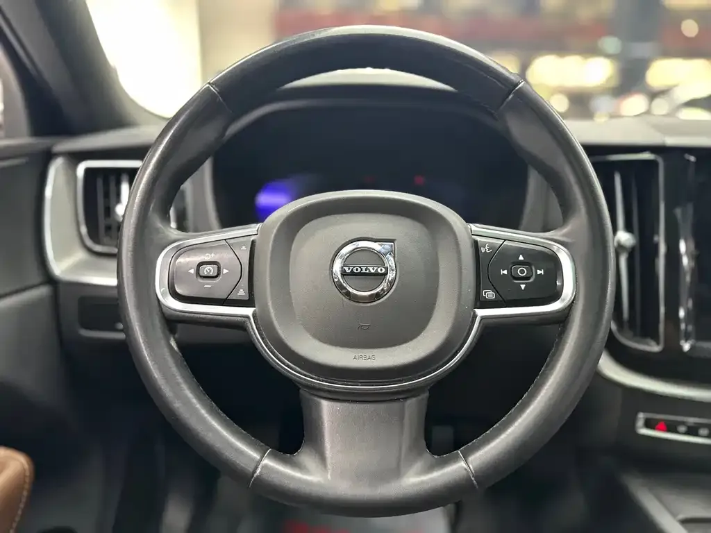 Volvo XC60 — фото 10