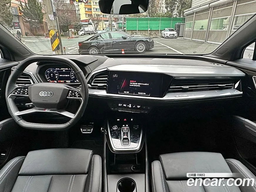 Audi Q4 e-tron — фото 2