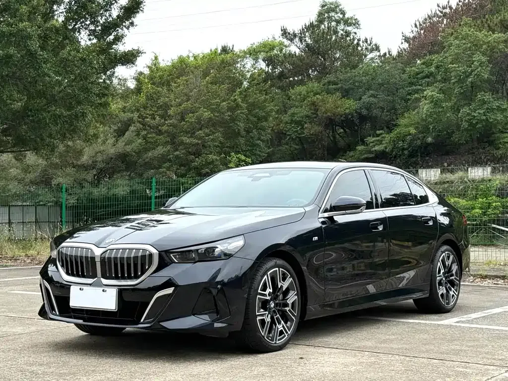 BMW 5 Series — фото 1