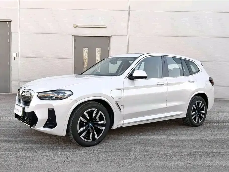 BMW iX3 — фото 1