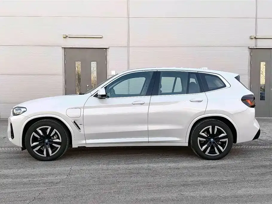 BMW iX3 — фото 7