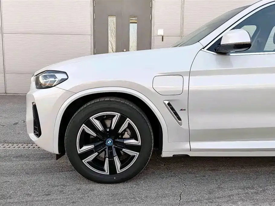 BMW iX3 — фото 9