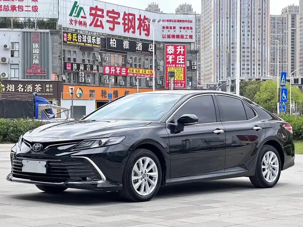 Toyota Camry — фото 1