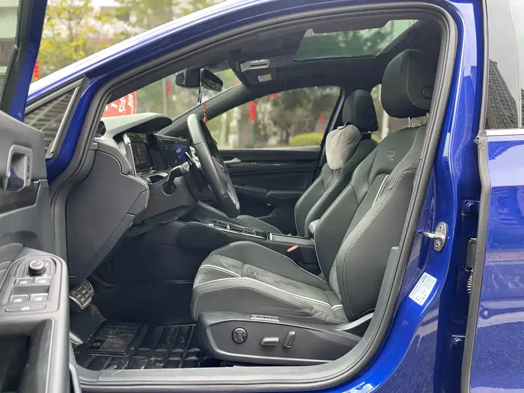 Volkswagen Golf 2021 из CN, фото 2