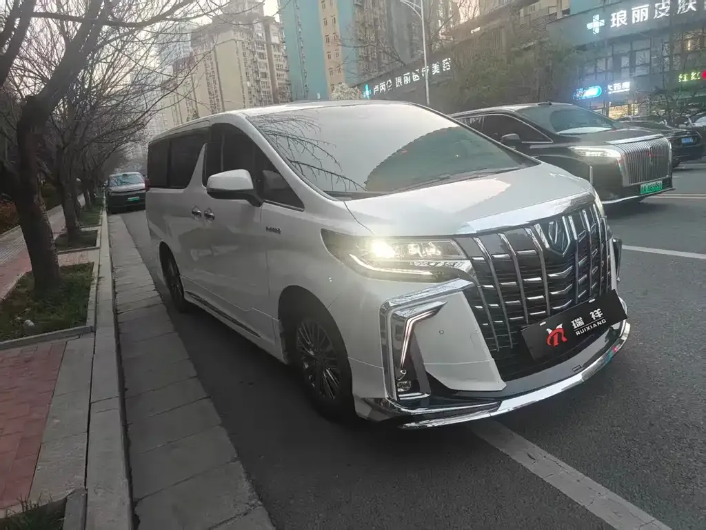 Toyota Alphard — фото 1