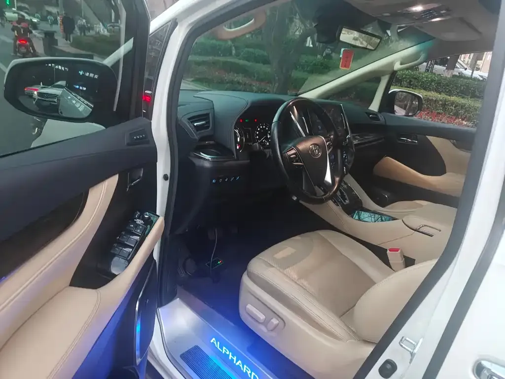 Toyota Alphard — фото 3