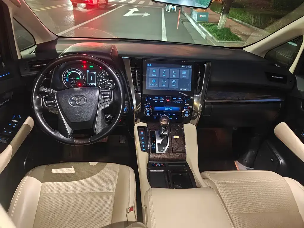 Toyota Alphard — фото 2