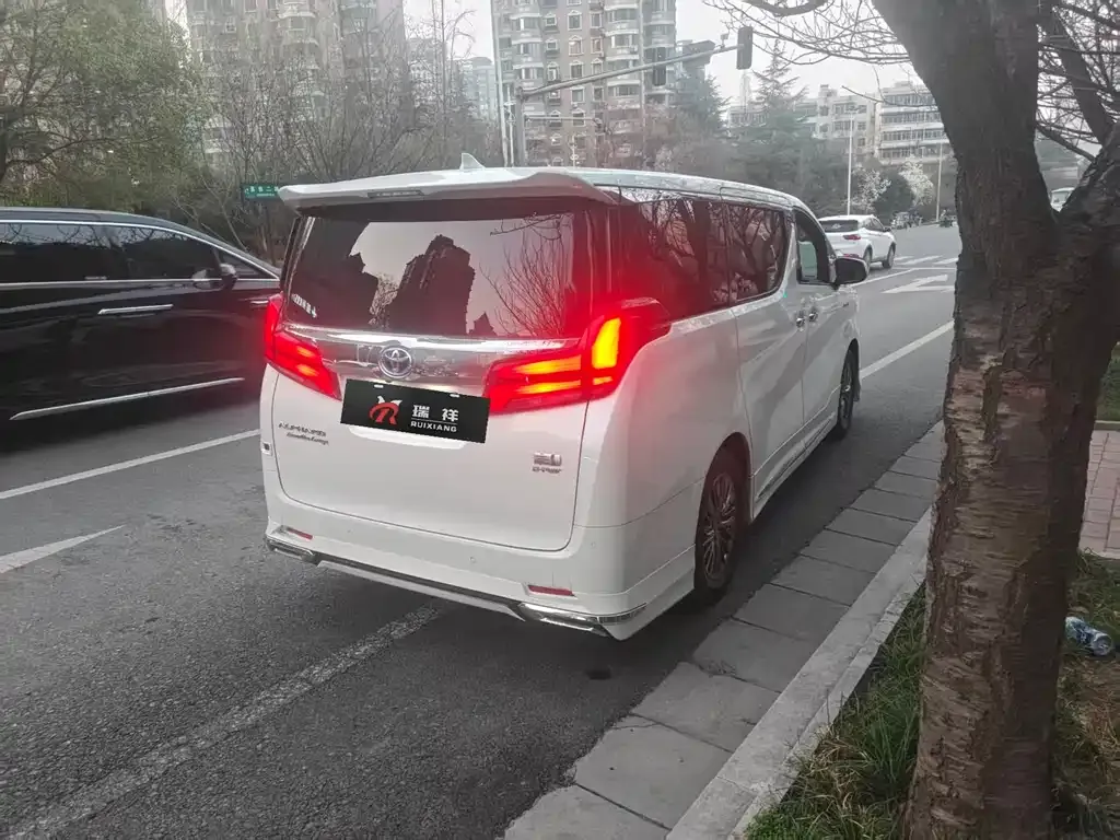Toyota Alphard — фото 5