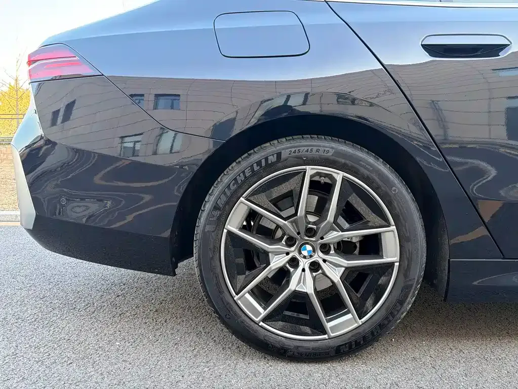 BMW 5 Series — фото 9