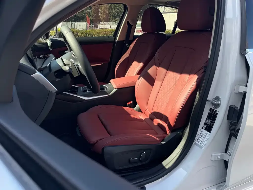 BMW 3 Series 2023 из CN, фото 2
