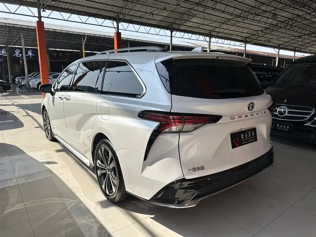 Toyota Granvia 2023 из CN, фото 8