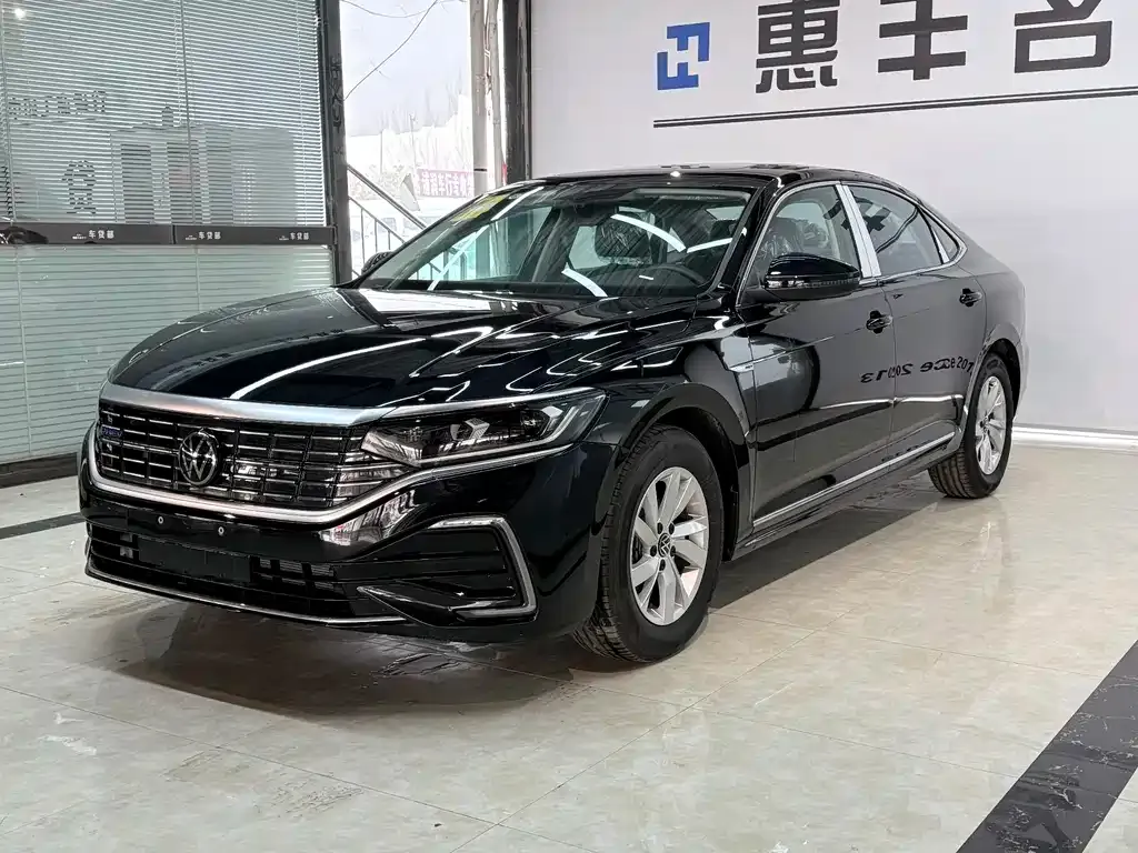 Volkswagen Passat New Energy — фото 1