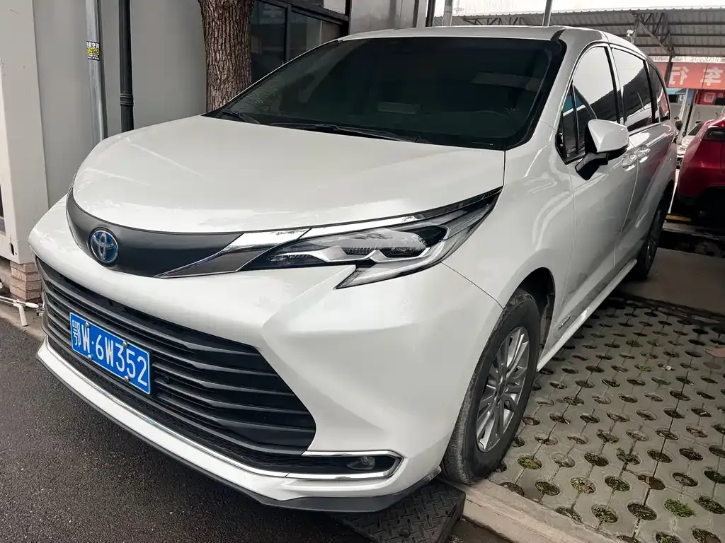 Toyota Sienna — фото 1