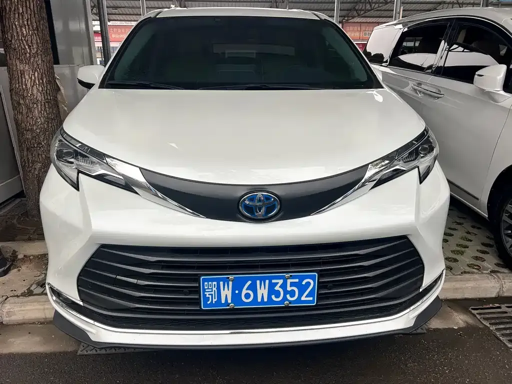 Toyota Sienna — фото 8