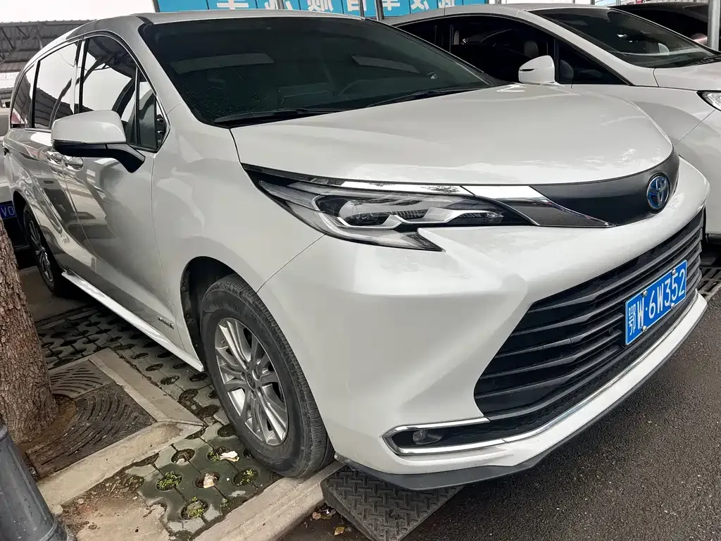 Toyota Sienna — фото 10