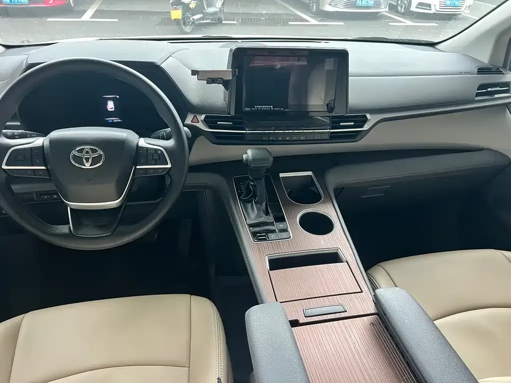 Toyota Sienna — фото 6