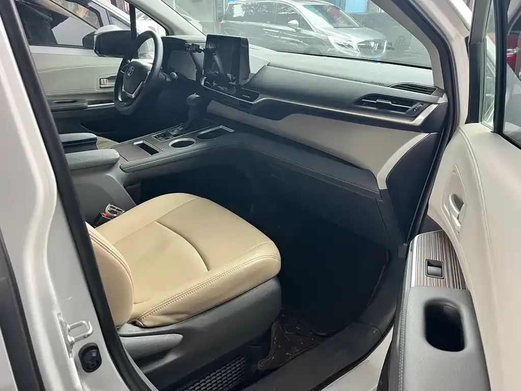 Toyota Sienna — фото 5