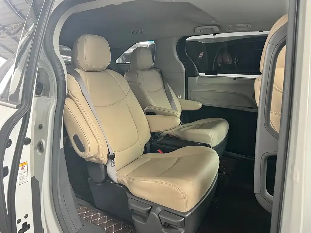 Toyota Sienna — фото 4
