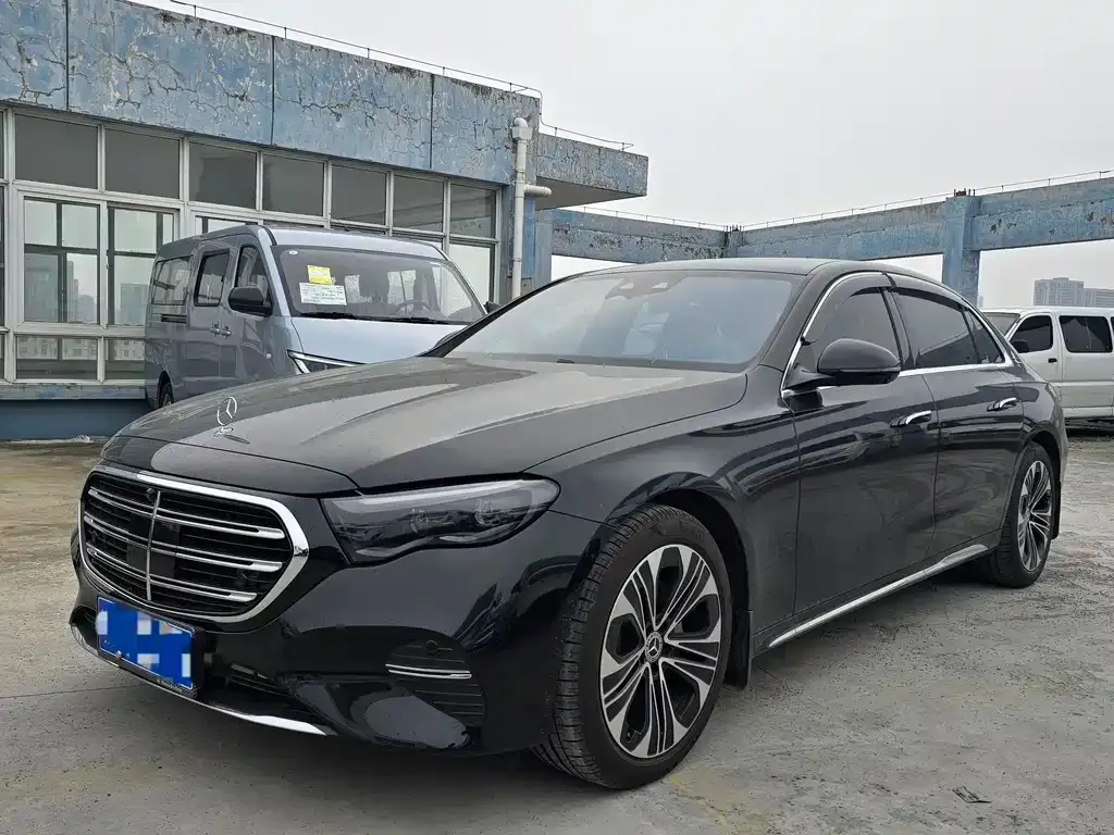 Mercedes-Benz E-Class — фото 1