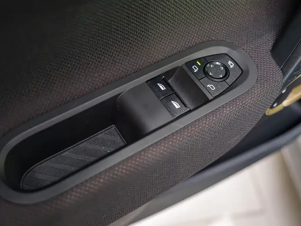 MINI JCW Electric 2025 из CN, фото 5