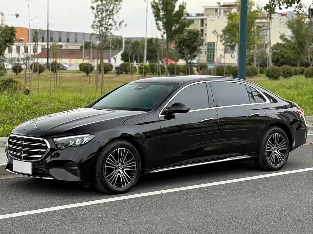 Mercedes-Benz E-Class — фото 1