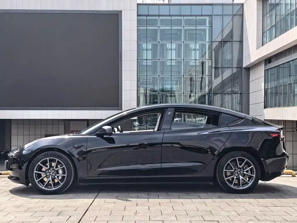 Tesla Model 3 — фото 10