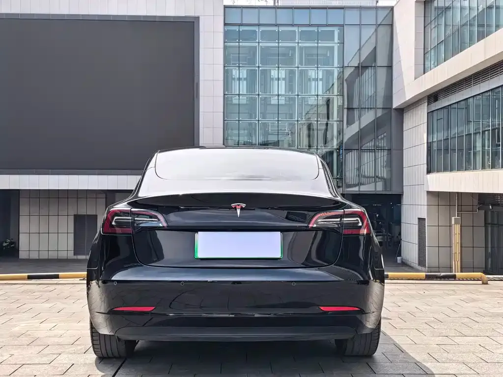 Tesla Model 3 — фото 3