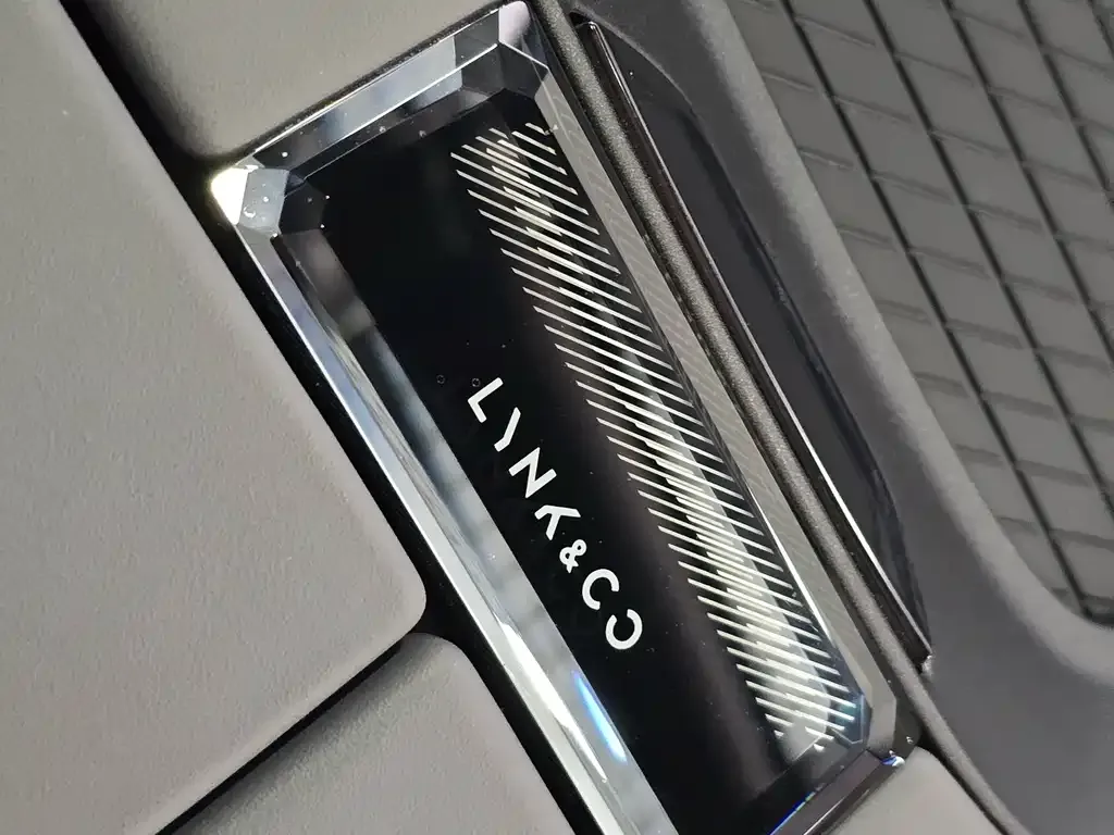 Lynk & Co 08 EM-P — фото 10