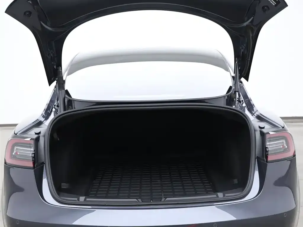 Tesla Model 3 — фото 4