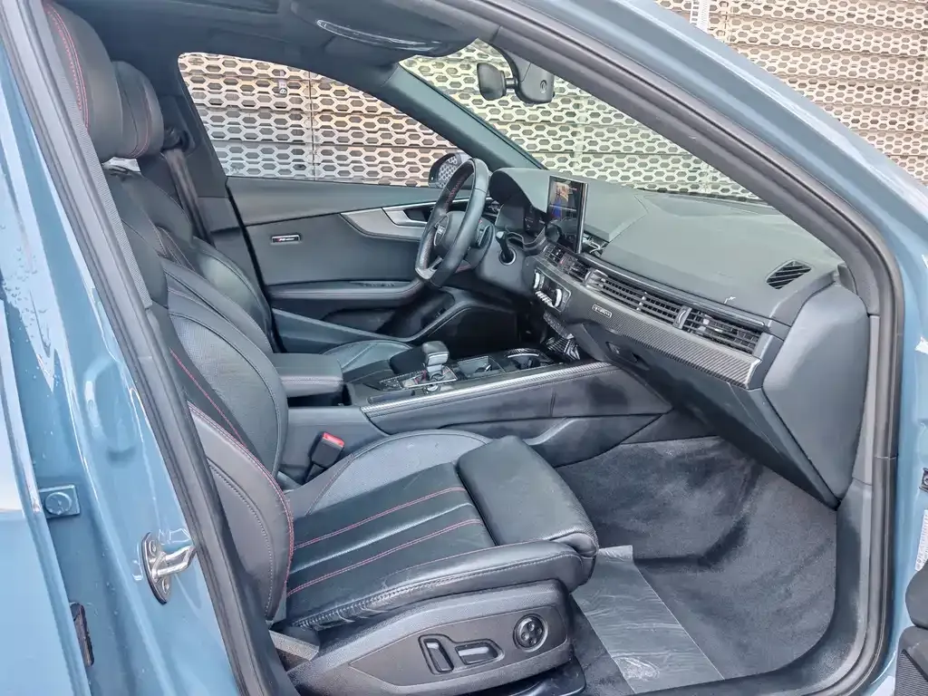 Audi A4L 2022 из CN, фото 9