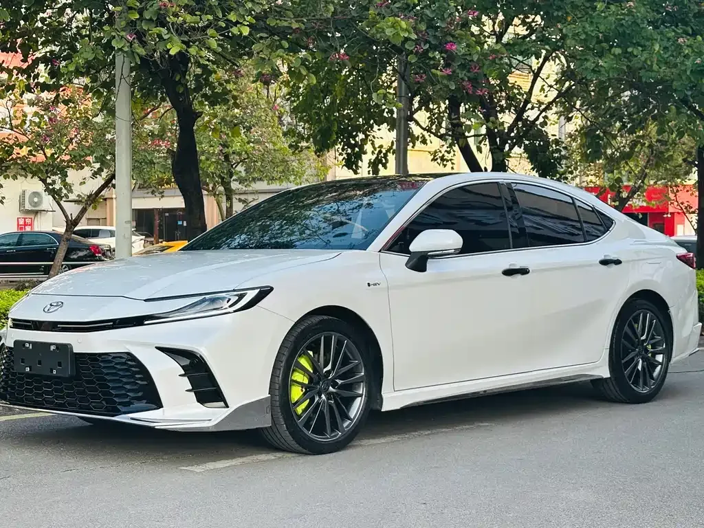 Toyota Camry — фото 1