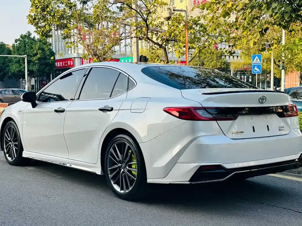 Toyota Camry — фото 8
