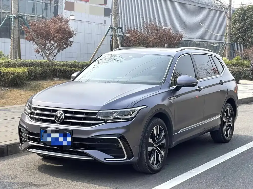 Volkswagen Tiguan L — фото 1