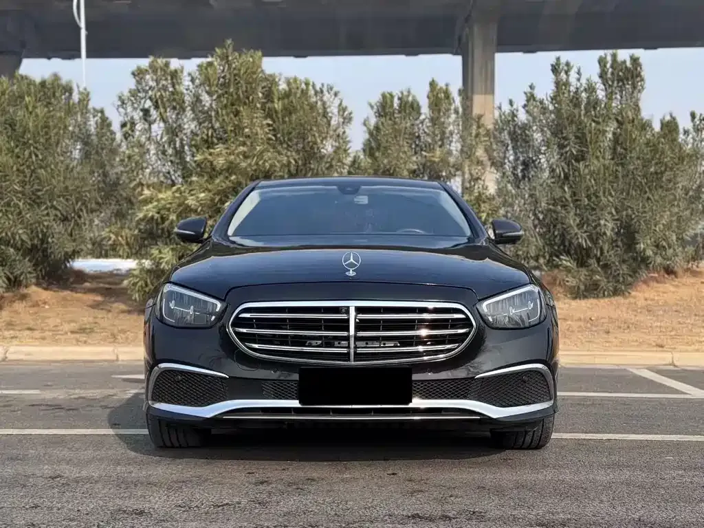 Mercedes-Benz E-Class — фото 1