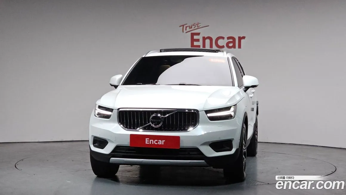 Volvo XC40 — фото 8