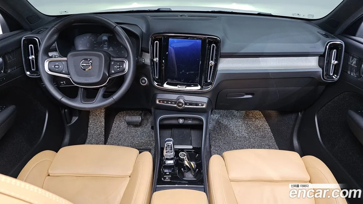 Volvo XC40 — фото 10