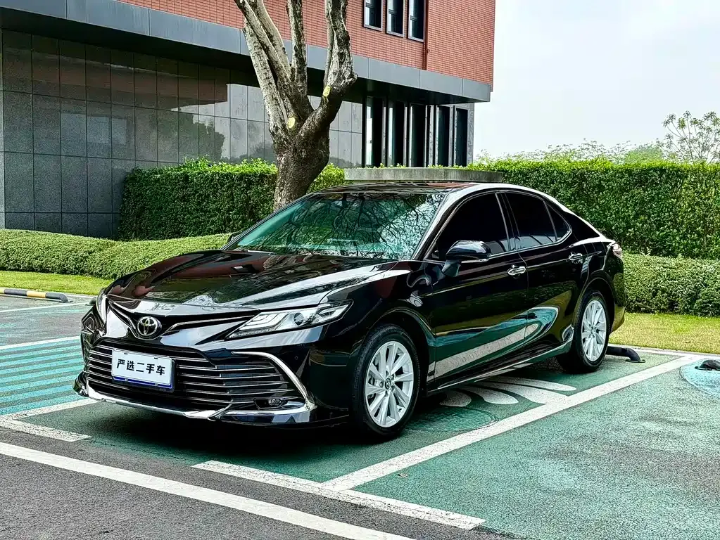 Toyota Camry — фото 1