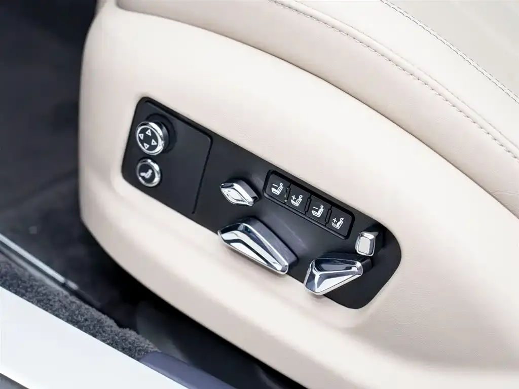Bentley Flying Spur — фото 4