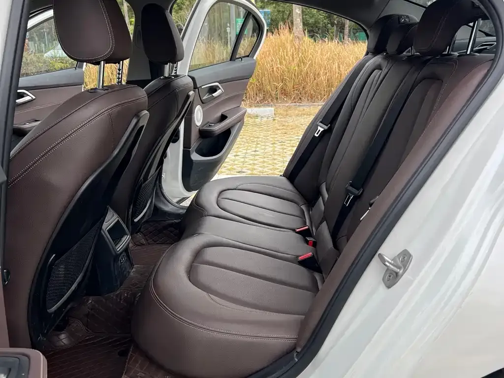BMW 1 Series 2021 из CN, фото 2
