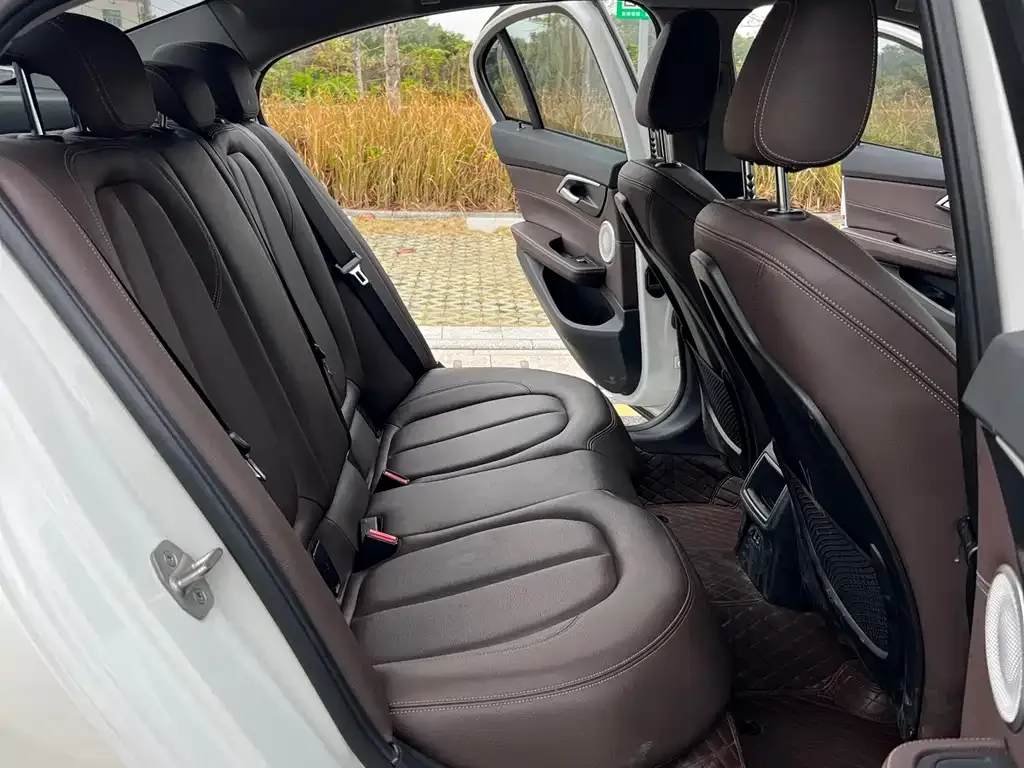 BMW 1 Series 2021 из CN, фото 3