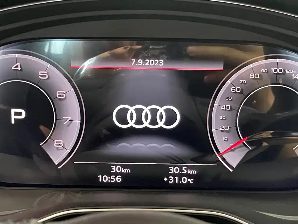 Audi A4L 2023 из CN, фото 4