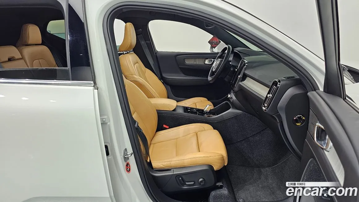 Volvo XC40 — фото 10