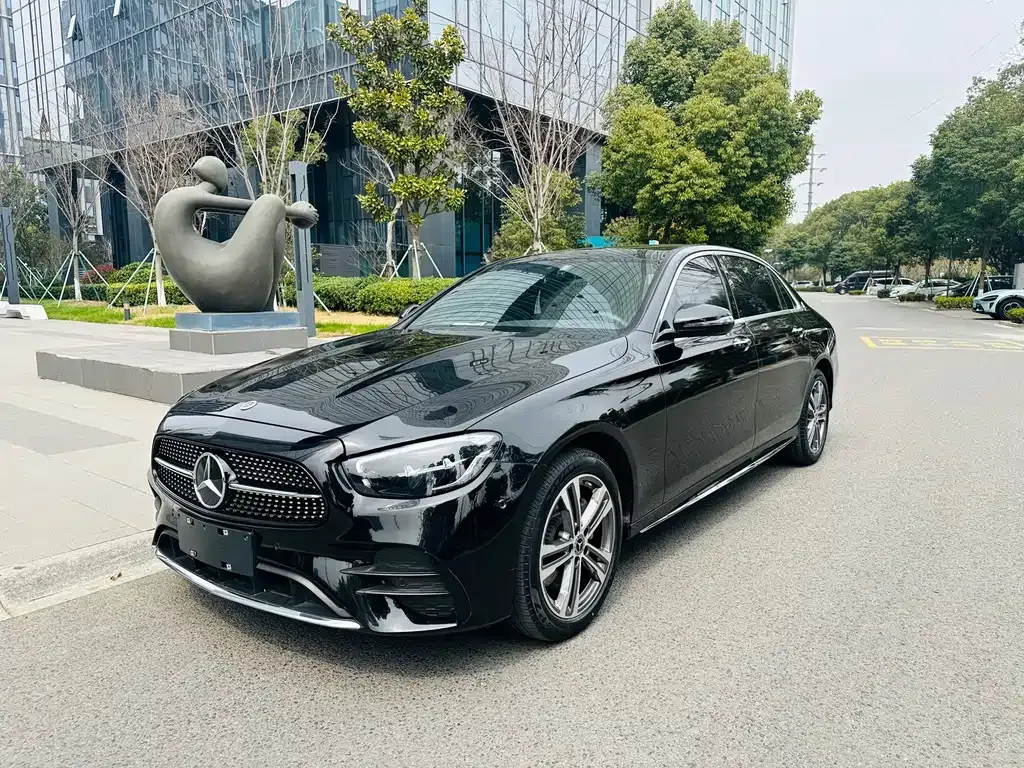Mercedes-Benz E-Class — фото 1